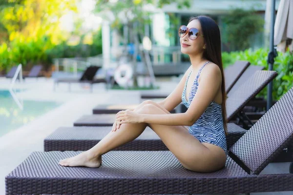 Schöne junge asiatische Frauen glücklich lächeln entspannen um outdoor swi — Stockfoto
