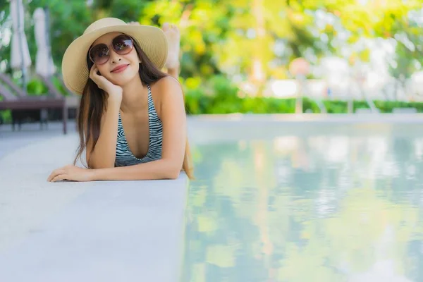 Belle giovani donne asiatiche felice sorriso rilassarsi intorno swi all'aperto — Foto Stock