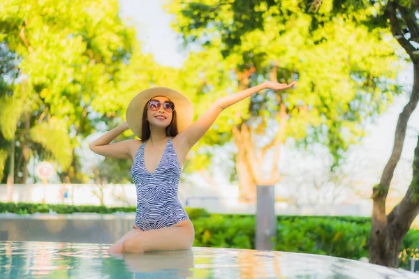 Beautiful young asian women happy smile relax around outdoor swi — Stock Photo, Image