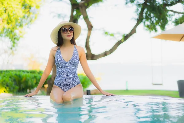 Hermosa joven asiático mujeres feliz sonrisa relajarse alrededor al aire libre swi —  Fotos de Stock