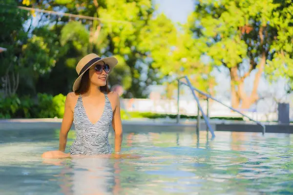 Hermosa joven asiático mujeres feliz sonrisa relajarse alrededor al aire libre swi —  Fotos de Stock