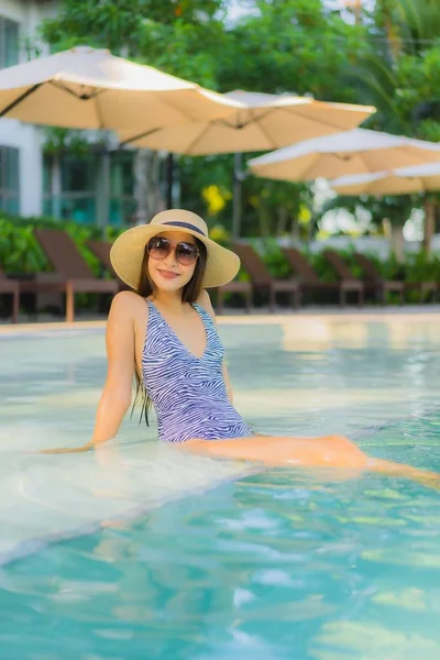 Bonito jovem asiático mulheres feliz sorriso relaxar ao redor ao ar livre swi — Fotografia de Stock