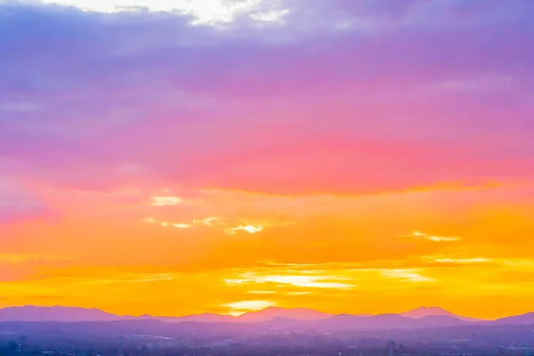 Красивий пейзаж зі світанком або заходом сонця над горою — стокове фото