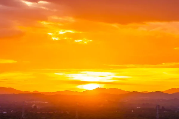 Bela paisagem com nascer do sol ou pôr do sol sobre a montanha — Fotografia de Stock