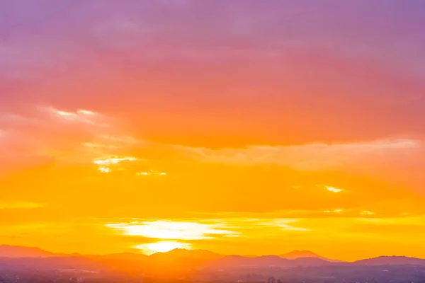 Bela paisagem com nascer do sol ou pôr do sol sobre a montanha — Fotografia de Stock