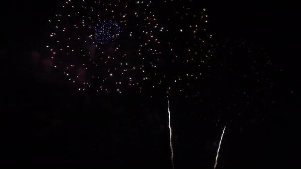 Nahaufnahmen Von Feuerwerk Das Nachthimmel Explodiert — Stockvideo