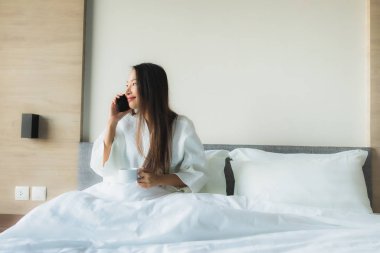Güzel Asyalı genç kadınların portresi Kahveyle mutlu bir gülümseme ve