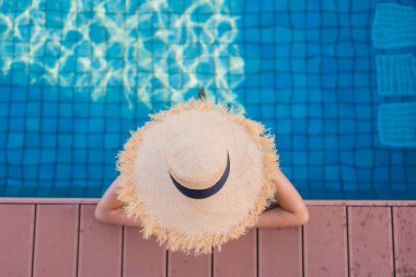 Güzel, genç Asyalı kadınlar mutlu gülüşler açık havada yüzüyorlar.