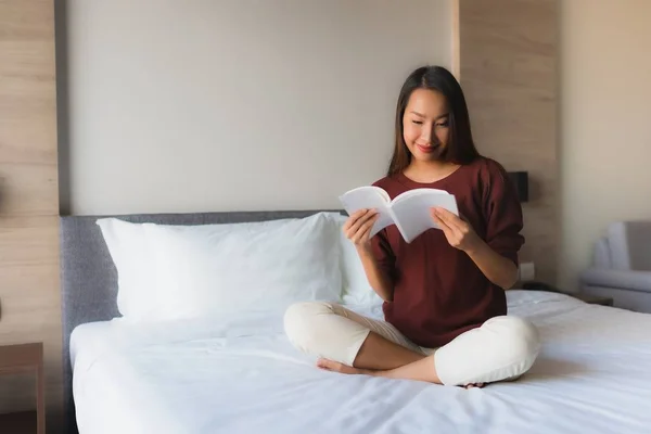 Ritratto belle giovani donne asiatiche leggere libro sul letto — Foto Stock