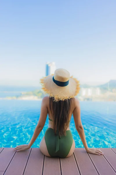 Mooie jonge aziatische vrouwen gelukkig glimlach ontspannen rond outdoor swi — Stockfoto