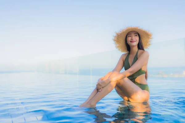 Bonito jovem asiático mulheres feliz sorriso relaxar ao redor ao ar livre swi — Fotografia de Stock