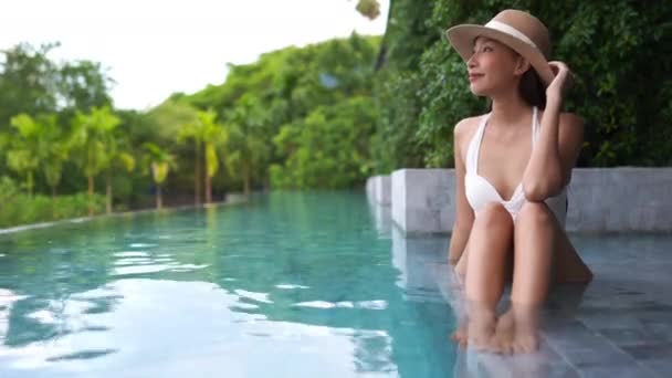 Imagens Mulher Asiática Relaxante Piscina Durante Férias Verão — Vídeo de Stock