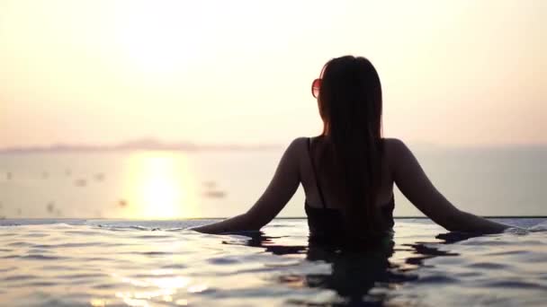 Metraje Mujer Asiática Relajándose Piscina Durante Las Vacaciones Verano — Vídeos de Stock