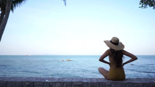 Beelden Van Aziatische Vrouw Ontspannen Zwembad Tijdens Zomer Vakantie — Stockvideo