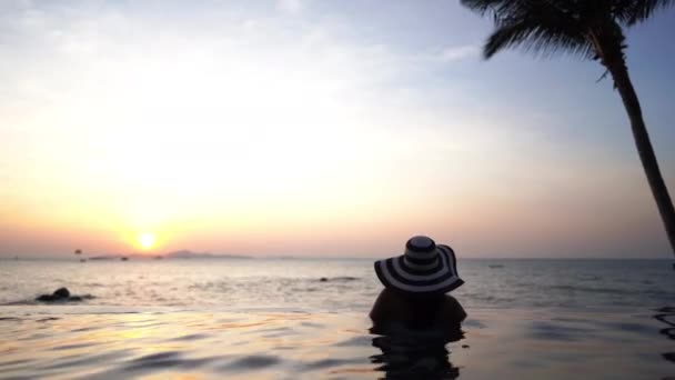 Beelden Van Aziatische Vrouw Ontspannen Zwembad Tijdens Zomer Vakantie — Stockvideo