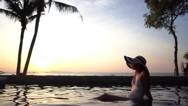 Metraje Mujer Asiática Relajándose Piscina Durante Las Vacaciones Verano — Vídeo de stock