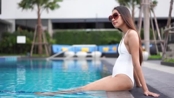 Filmaufnahmen Von Asiatischen Frauen Die Sich Pool Während Der Sommerferien — Stockvideo