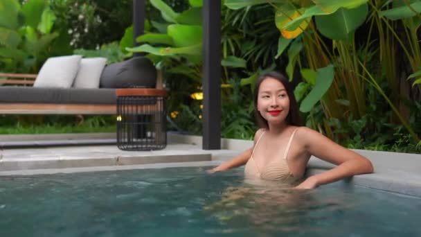 Bilder Asiatisk Kvinna Koppla Poolen Sommarlovet — Stockvideo