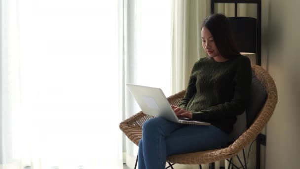 Beeldmateriaal Van Aziatische Vrouw Werken Met Laptop Thuis — Stockvideo