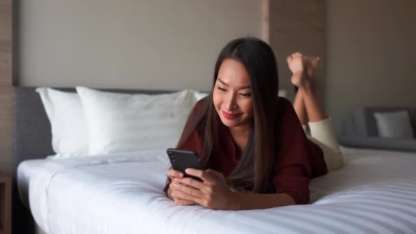 Imagens Mulher Asiática Usando Smartphone Casa — Vídeo de Stock