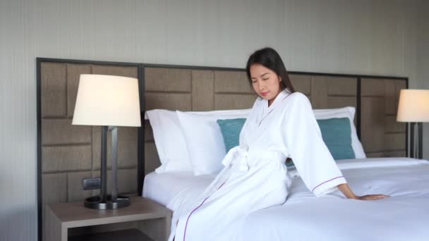 Кадри Красивої Азіатської Жінки Халаті Розслабляється Ліжку — стокове відео