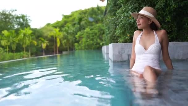 暑假期间在游泳池放松的亚洲妇女的镜头 — 图库视频影像