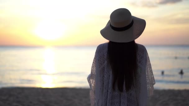 暑假期间美丽的亚洲女子在海滨的镜头 — 图库视频影像