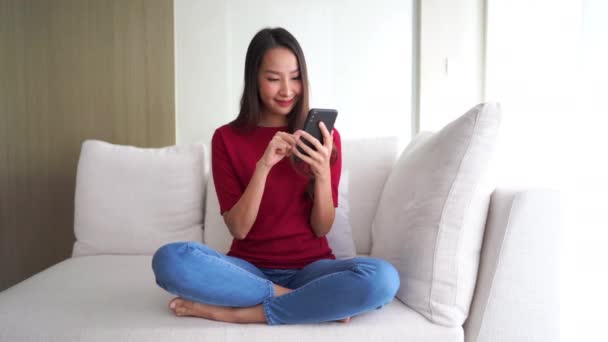 Відеозапис Азіатської Жінки Яка Користується Смартфоном Вдома — стокове відео