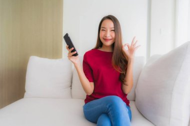 Cep telefonu kullanan güzel Asyalı genç kadınların portresi