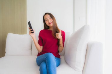 Cep telefonu kullanan güzel Asyalı genç kadınların portresi