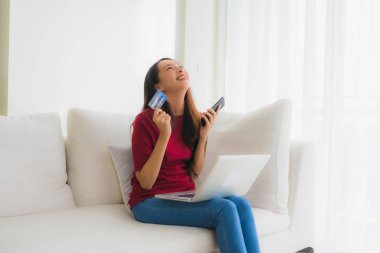 Bilgisayar laptopu kullanan güzel Asyalı kadınların portresi. 