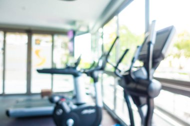 Beden eğitimi odasının içi spor malzemeleriyle dolu.