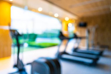 Beden eğitimi odasının içi spor malzemeleriyle dolu.