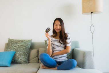 Güzel Asyalı genç kadınların portresi.