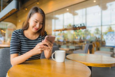 Kafe ve kafe 'de güzel Asyalı kadınların portresi.