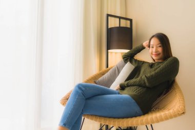 Güzel Asyalı genç kadınların portresi. Mutlu bir gülümseme.