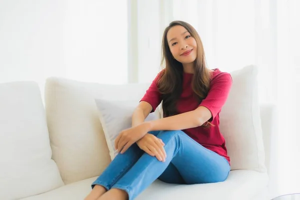 Güzel Asyalı genç kadınların portresi. Mutlu bir gülümseme. Koltuğa otur. — Stok fotoğraf