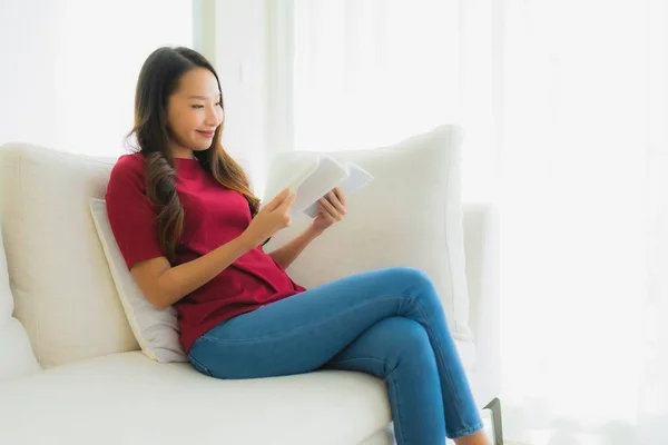 Retrato hermosa joven asiático mujeres leer libro en sofá silla — Foto de Stock