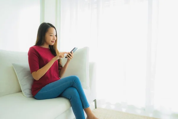 Portrait beautiful young asian women using mobile or smart phone — Stock Photo, Image