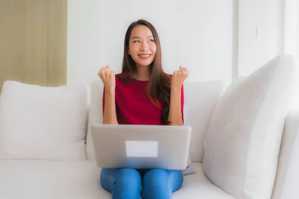 Retrato hermosa joven asiático mujeres usando computadora portátil en así —  Fotos de Stock