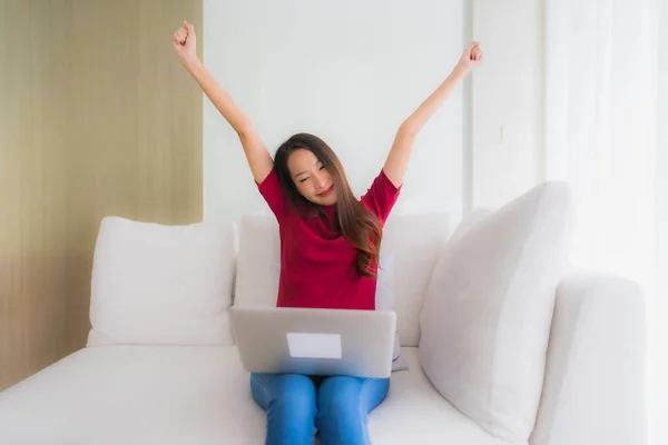 Retrato hermosa joven asiático mujeres usando computadora portátil en así —  Fotos de Stock