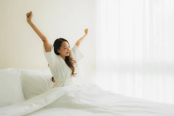Portret mooie jonge aziatische vrouwen glimlachen gelukkig op bed — Stockfoto
