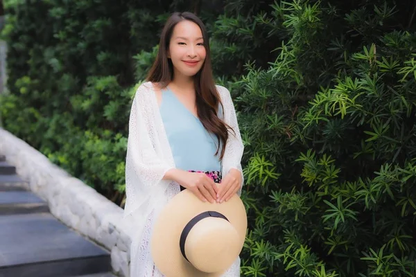 Portre güzel genç Asyalı kadınlar dışarıda mutlu bir şekilde gülümsüyor. — Stok fotoğraf