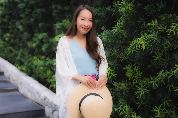 Portret piękne młode azjatyckie kobiety uśmiech szczęśliwy z zewnątrz — Zdjęcie stockowe