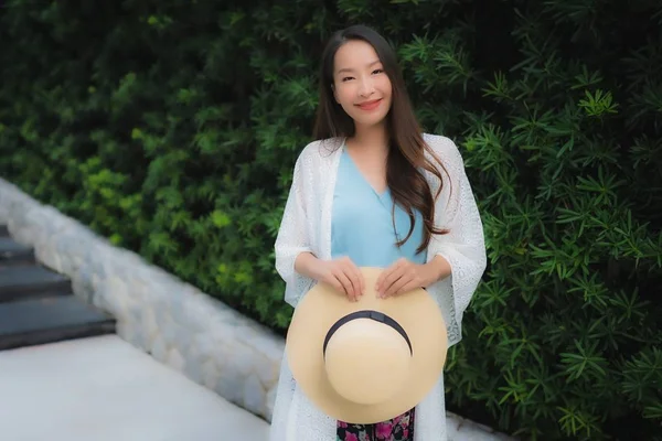 Portret piękne młode azjatyckie kobiety uśmiech szczęśliwy z zewnątrz — Zdjęcie stockowe
