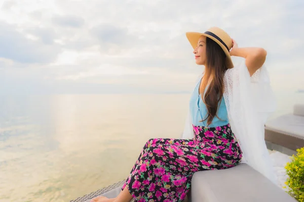 Retrato bonito jovem asiático mulheres feliz sorriso relaxar ao redor se — Fotografia de Stock