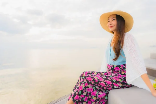 Retrato bonito jovem asiático mulheres feliz sorriso relaxar ao redor se — Fotografia de Stock