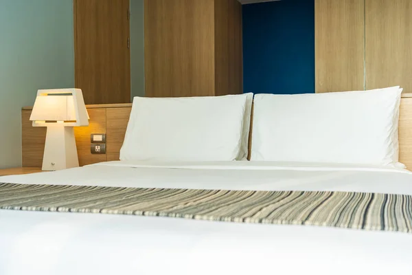 Párna és takaró az ágyon világító lámpa dekoráció belső — Stock Fotó