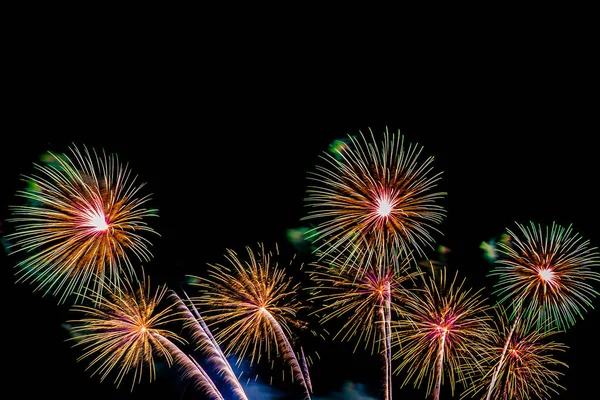 Schönes buntes Feuerwerk in der Nacht zum Feiern — Stockfoto