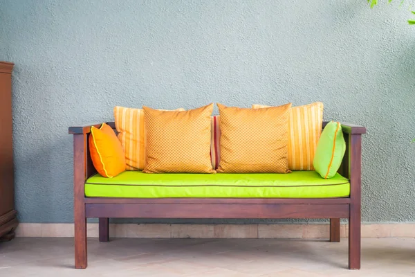 Подушка на дивані стілець прикраса інтер'єру — стокове фото